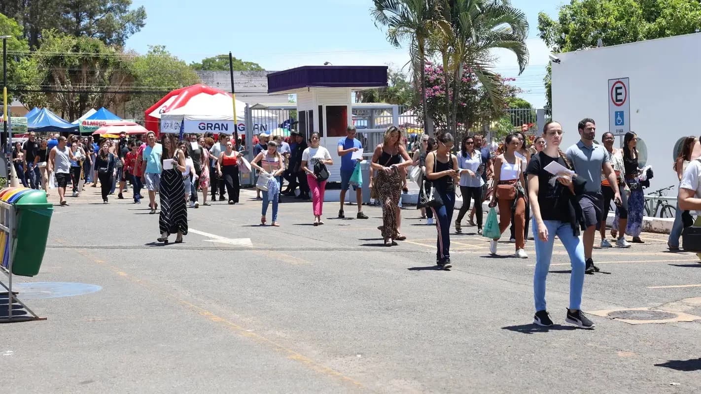 Candidatos deixam local de prova de concurso público (imagem de arquivo)