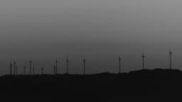 Turbinas eólicas de uma usina de energia eólica vistas ao entardecer