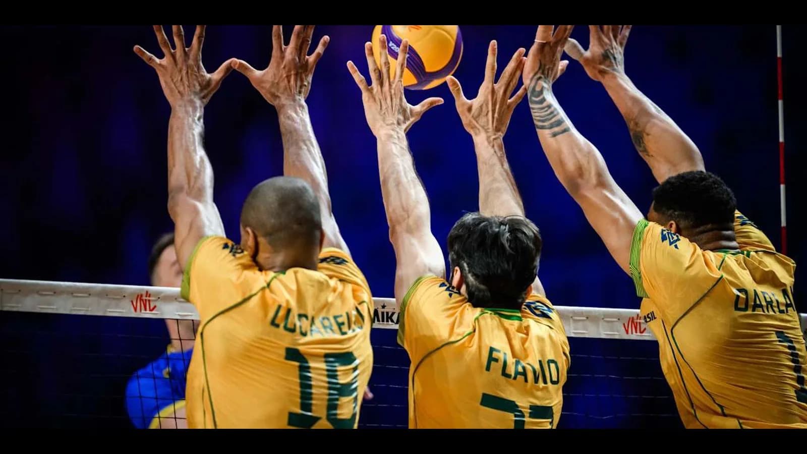 Bloqueio da seleção brasileira de vôlei masculino com Lucarelli, Flávio e Darlan, foto de arquivo da Liga das Nações