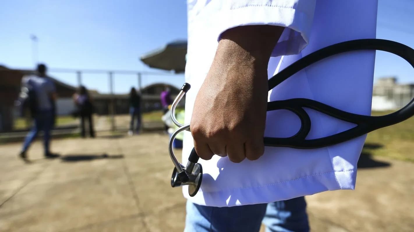 Candidato de concurso público caminha com material de prova, foto de arquivo