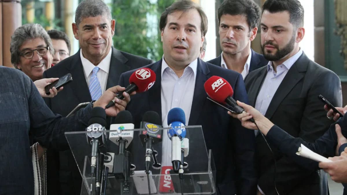 Milton Leite aparece ao lado de Rodrigo Maia durante coletiva em imagem de arquivo da Câmara Municipal de São Paulo