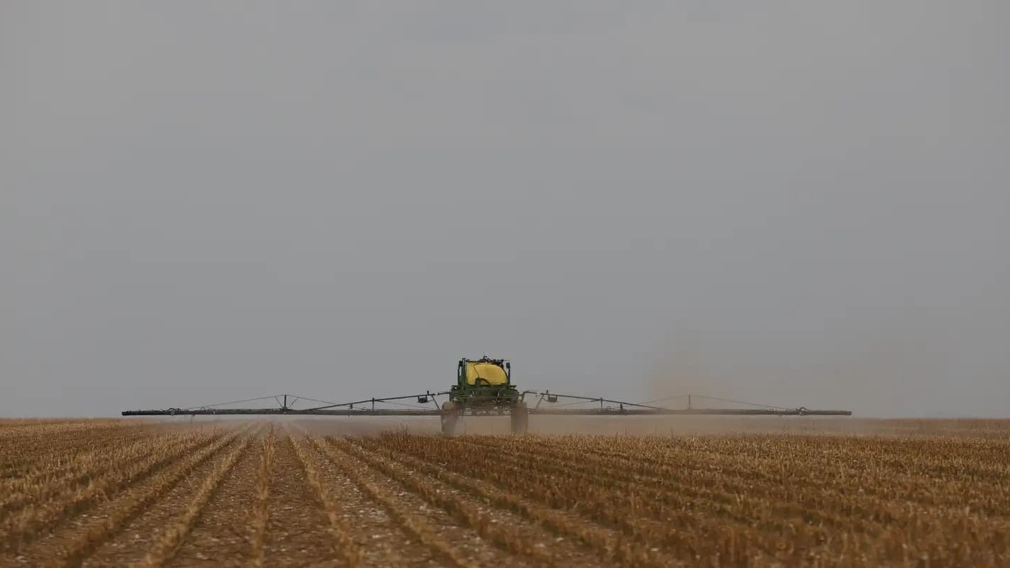 Trator pulveriza lavoura em fazenda de soja em Balsas (MA), foto de arquivo