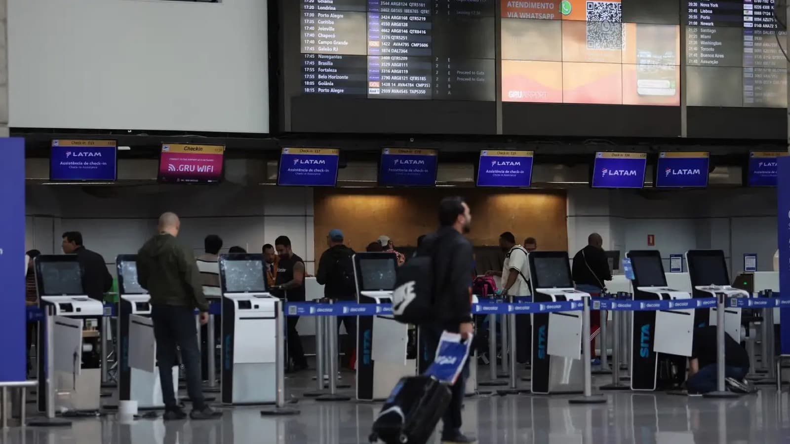 Movimento de passageiros diante dos balcões de check-in do Aeroporto Internacional de Guarulhos, em imagem de arquivo de outubro de 2025