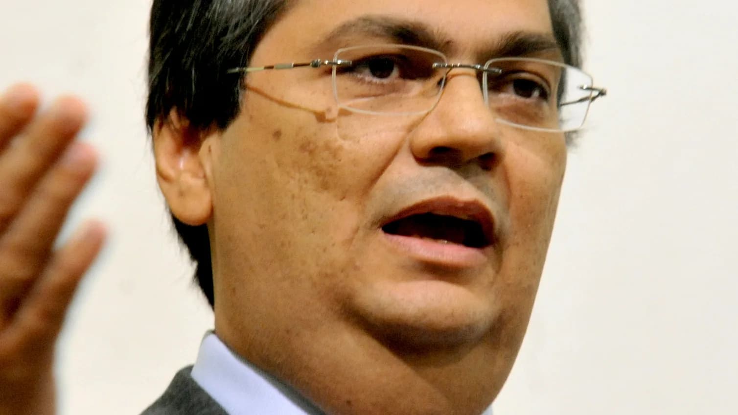 O ministro Flávio Dino, do STF, discursa gesticulando com a mão direita