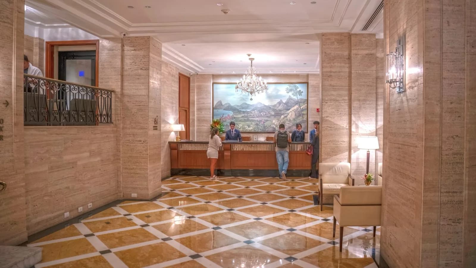 Lobby do Copacabana Palace, no Rio de Janeiro, com hóspedes e recepcionistas